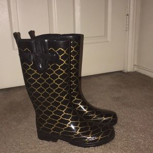 Black and gold pattern rain boots